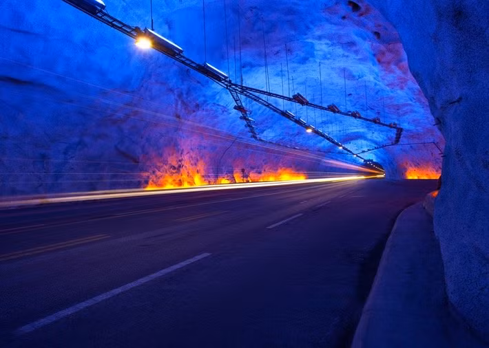 Với chiều dài 24,5 km, Lærdal ở Na Uy là hầm đường bộ dài nhất thế giới. Ảnh: NF.