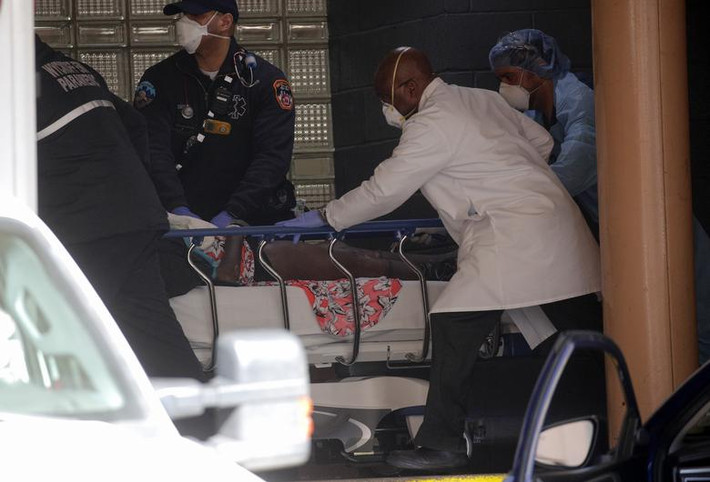 Nhân viên y tế đưa một bệnh nhân COVID-19 vào trung tâm y tế Wyckoff Heights ở Brooklyn ngày 6/4.