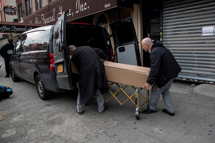 Thi thể người thiệt mạng vì COVID-19 được đưa đến nhà tang lễ ở thành phố New York ngày 5/4.