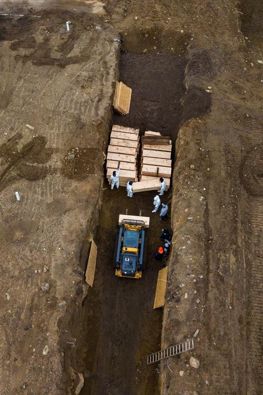 Các thi thể sẽ được bọc trong túi đựng tử thi và đặt trong quan tài bằng gỗ thông. Tên người mất cũng được viết trên nắp quan tài.