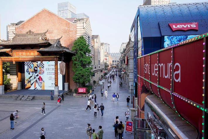 Những bức ảnh của hãng thông tấn Reuters phần nào cho thấy sự khác biệt lớn về cuộc sống ở Vũ Hán trước và sau khi lệnh phong tỏa được dỡ bỏ. (Nguồn ảnh: Reuters)