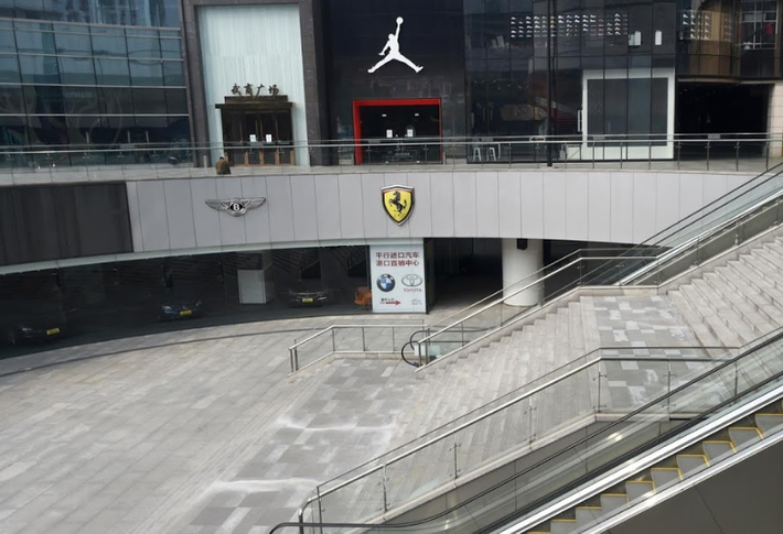 Được biết, chính quyền Vũ Hán đã áp đặt lệnh phong tỏa toàn thành phố từ ngày 23/1 khi dịch COVID-19 bùng phát. Trong khoảng thời gian này, người dân được yêu cầu ở nhà, các trung tâm mua sắm, địa điểm công cộng, đường phố ở Vũ Hán,...trở nên vắng tanh. Ảnh chụp tại một trung tâm thương mại hôm 25/2.