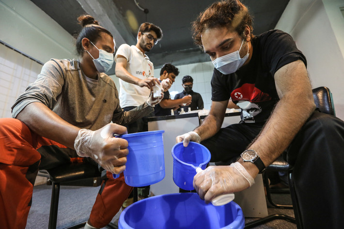 Các thành viên của Khoa Hóa trường Đại học Công nghệ và Kỹ thuật Bangladesh sản xuất nước rửa tay sát khuẩn để cung cấp miễn phí cho bệnh viện và các tổ chức y tế khác ở Dhaka trong thời gian chiến đấu với dịch bệnh.