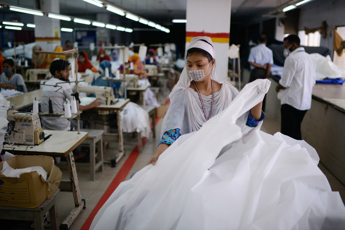 Nafisa Akhtar là một công nhân may, đang làm việc tại Dhaka. "Tôi đến từ một vùng quê và phải hỗ trợ mẹ già. Trong đợt dịch này, chính quyền thông báo đóng cửa đất nước và tôi đã nghĩ đến việc phải rời khỏi Dhaka. Nhưng may mắn, nhà máy của tôi vẫn làm việc để sản xuất thiết bị bảo vệ và tôi vẫn được trả lương", Nafisa chia sẻ.