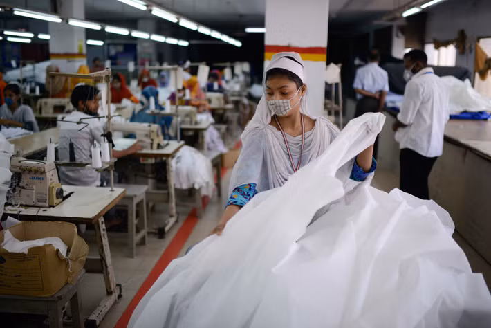 Nafisa Akhtar là một công nhân may, đang làm việc tại Dhaka. "Tôi đến từ một vùng quê và phải hỗ trợ mẹ già. Trong đợt dịch này, chính quyền thông báo đóng cửa đất nước và tôi đã nghĩ đến việc phải rời khỏi Dhaka. Nhưng may mắn, nhà máy của tôi vẫn làm việc để sản xuất thiết bị bảo vệ và tôi vẫn được trả lương", Nafisa chia sẻ.