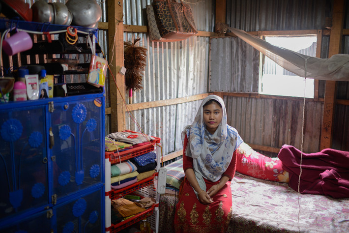 Rahima từng làm việc tại một trung tâm chẩn đoán. Tuy nhiên, cô phải nghỉ việc không lương từ tháng 3. Rahima lo lắng vì tiền thuê nhà và các khoản chi phí khác của gia đình cô trong khu ổ chuột Korail, Dhaka.