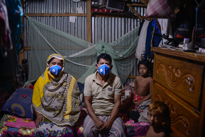 Moina Dewan, làm nghề kéo xe chở khách, sống cùng 6 người trong gia đình ở khu ổ chuột Korail. Khi dịch bệnh bùng phát, Moina mất thu nhập do không có khách nào trong nhiều tuần. Anh cũng chưa nhận được sự hỗ trợ từ chính quyền. "Nếu tình trạng này tiếp diễn, chúng tôi sẽ chết đói", Moina chia sẻ.