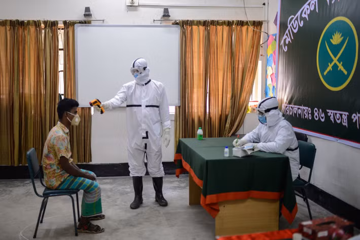 Người đàn ông được kiểm tra sức khỏe tại Bangla Bazar ở thủ đô Bangladesh.