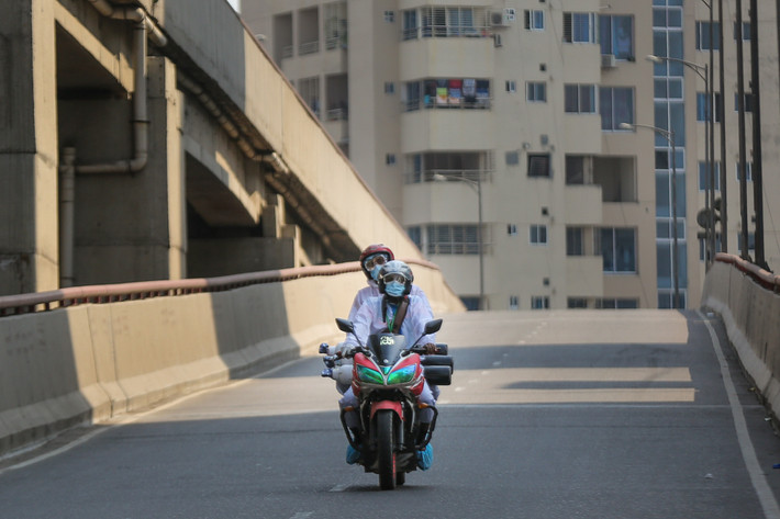 Hai nhân viên đi giao bình oxy trong thời gian Dhaka bị phong tỏa.