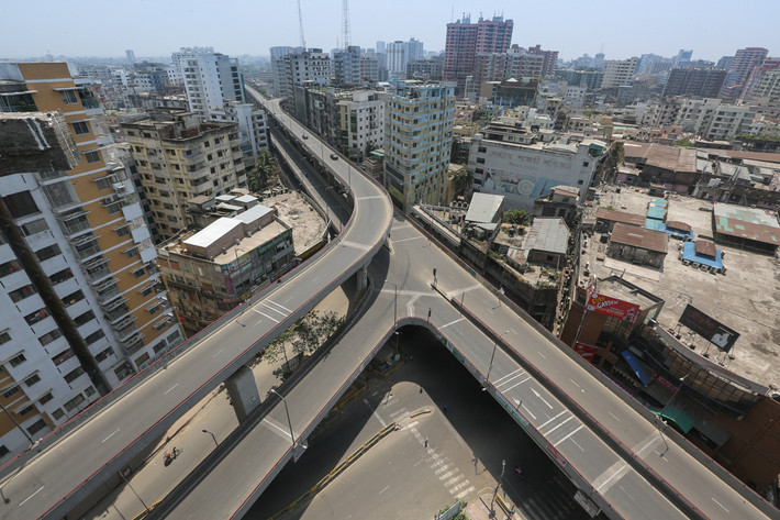 Đường phố Dhaka vắng vẻ trong thời gian đóng cửa.