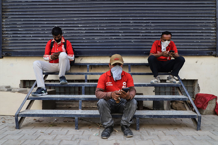 Những người giao hàng cũng nhận thức được rủi ro nhưng cảm thấy may mắn khi vẫn có công việc giữa đại dịch COVID-19.