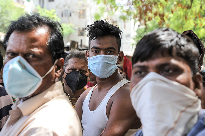 Các khu vực đông dân cư rất dễ bị tổn thương trước dịch bệnh. "Giãn cách vật lý là một khái niệm xa lạ đối với những người dân sống trong các khu ổ chuột. Họ dễ mắc bệnh hơn vì nhiều lý do như thiếu dinh dưỡng và hệ miễn dịch yếu hơn", Shah Shahid Jameel, một nhà virus học, nói với Al Jazeera.