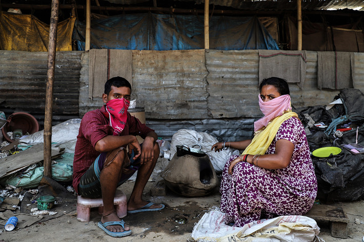 Rohul Mondal, 30 tuổi, sống cùng người vợ đang mang thai, Phulan Mondal, 29 tuổi. Cũng giống như nhiều người khác, Rohul mất việc trong thời gian đất nước bị phong tỏa. "Tôi không được trả lương từ tháng 2. Vợ tôi thì không thể làm việc nhiều do đang mang thai và tôi phải vật lộn để kiếm tiền", Mondal chia sẻ.