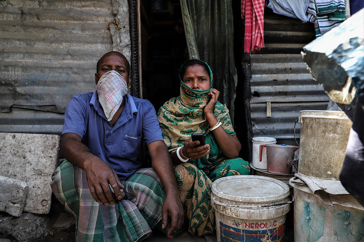 Vishwa Halder, 46 tuổi, đã bán cá hơn 17 năm. "Hiện giờ, chúng tôi chỉ còn chưa đến 7 USD. Chúng tôi đề nghị chính quyền hỗ trợ thực phẩm cho chúng tôi. Không ai sẵn lòng cho chúng tôi mượn tiền trong thời gian khó khăn này", Halder nói.