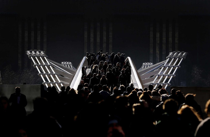 Cây cầu Millenium ở London đông người qua lại trong bức ảnh chụp ngày 16/2/2016. Ảnh: AP.