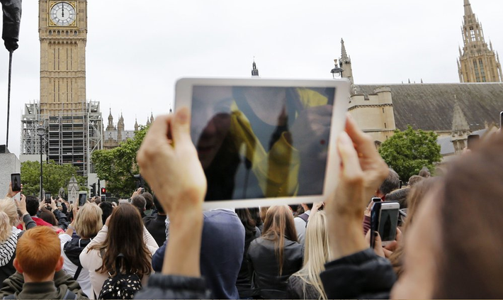 Rất đông người tập trung ghi lại khoảnh khắc Đồng hồ Big Ben trong Tháp Elizabeth ở London đổ những hồi chuông cuối cùng hôm 21/8/2017, trước khi nó dừng hoạt động để cải tạo. Ảnh: AP.