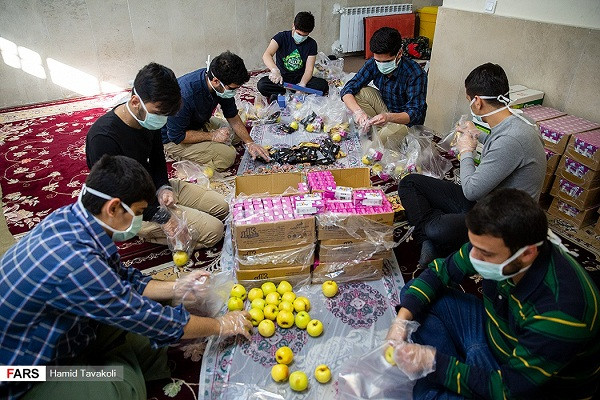 Tình nguyện viên ở Jamaran chuẩn bị các suất ăn cho các bệnh nhân trong bệnh viện địa phương.