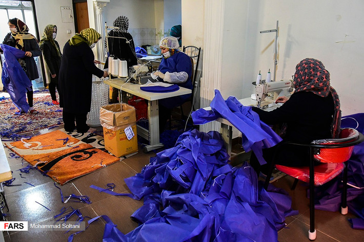 Các nữ công nhân sản xuất khẩu trang trong một nhà máy ở Qaemshahr.