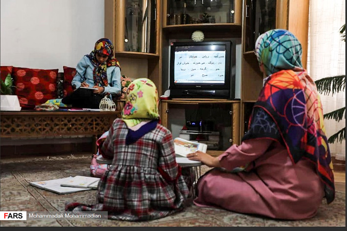 Các em học sinh học trực tuyến do trường học đóng cửa mùa dịch COVID-19.