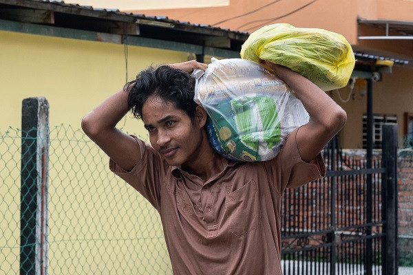 Mỗi gói thực phẩm khô gồm 10 kg gạo, 1 kg đường, 1 lít dầu ăn, 1 gói mì ăn liền, một gói cà phê, một gói bánh quy phô mai và một hộp sữa đặc. "Túi đồ này sẽ đủ dùng cho gia đình 5 người của tôi trong một tuần", Abdul Rahim bin Karim, 26 tuổi, nói.