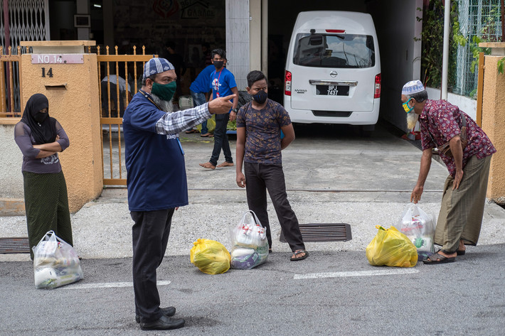 Khẩu trang, xà phòng, thuốc khử trùng và thực phẩm đang được phân phát từ trung tâm Human Aid Selangor đến các cộng đồng người tị nạn đông đúc và dễ bị tổn thương trong đại dịch COVID-19 ở Malaysia. "Mọi người không thể ra ngoài làm việc. Người dân Malaysia có chính phủ hỗ trợ, nhưng người tị nạn thì không. Nhiều người trong số họ là công nhân kiếm sống hàng ngày để trả tiền mua thức ăn, thuốc men và tiền thuê nhà", Ismail cho hay.