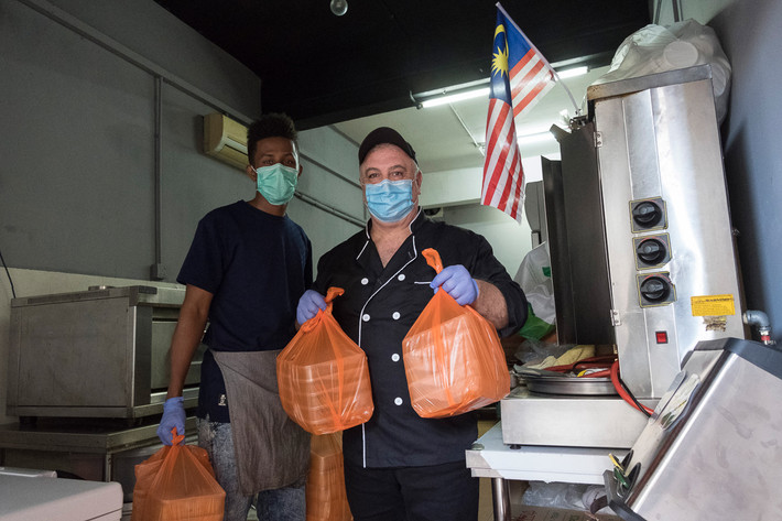 Mahmud (trái), 22 tuổi đến từ Somalia, đã sống ở Malaysia được 18 tháng. "Tôi đang học tại một trung tâm ngôn ngữ ở Kuala Lumpur. Tôi dự định bắt đầu học đại học năm nay để học về kinh doanh, nhưng với tình hình hiện tại, mọi kế hoạch đều phải hoãn lại", Mahmud chia sẻ.