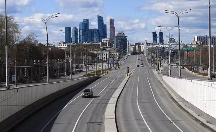 Vài phương tiện di chuyển ở Krymsky Val.