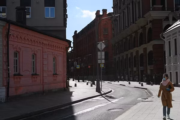 Một phụ nữ đeo khẩu trang trên phố Bolshaya Yakimanka, Moscow.