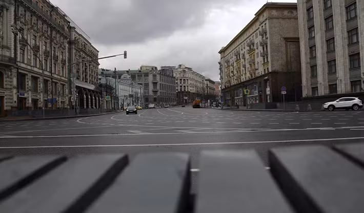 Phố Tverskaya nổi tiếng ở Moscow cũng vắng vẻ trong thời gian này.
