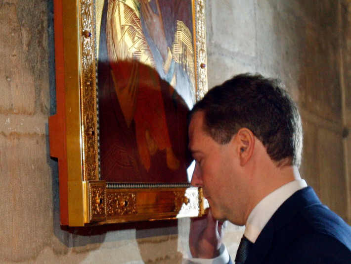 Bên trong nhà thờ có nhiều bức tranh vô giá. Một số đã được đưa tới nơi an toàn, còn những bức tranh khác bị hư hại trong trận hỏa hoạn kinh hoàng hôm 15/4. Ảnh: AP.