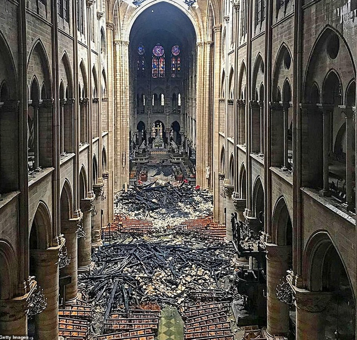 Cảnh tượng bên trong nhà thờ phần nào cho thấy sức tàn phá kinh hoàng của vụ cháy vừa qua. Ảnh: Getty.