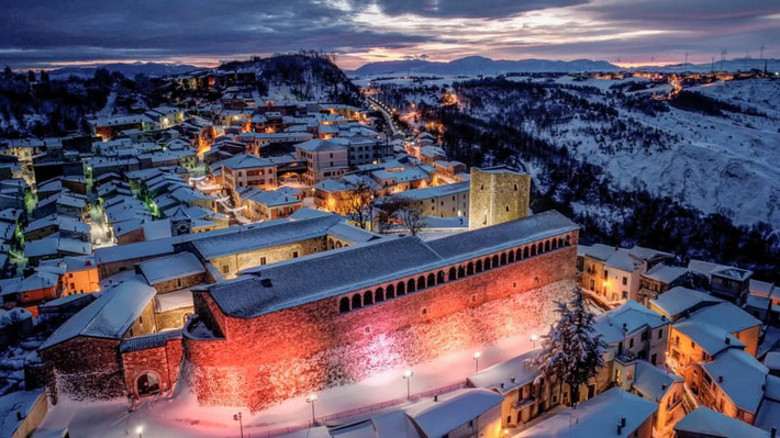 Cụ thể, 90 tòa nhà đổ nát được chào bán trên thị trường với giá 1 euro. Đây là một trong những cộng đồng dân cư ở Italy đang cố gắng thu hút người dân đến sinh sống. Ảnh: CNN.