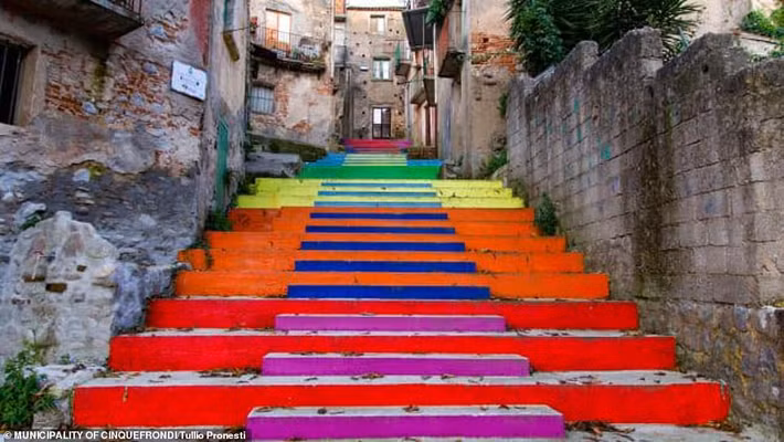 "Ngôi làng nằm giữa những ngọn đồi xanh mát, hai vùng biển ấm áp, một dòng sông chảy qua gần đó và chỉ cách bãi biển khoảng 15 phút đi ô tô. Tuy nhiên, nhiều người đã rời khỏi ngôi làng này còn những ngôi nhà đang xuống cấp", CNN dẫn lời Thị trưởng Cinquefrondi, Michele Conia. Ảnh: Daily Mail.