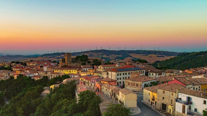 Trước đó, CNN đưa tin, Bisaccia, một thị trấn Italy xinh đẹp ở vùng Campania, đang tìm cách thu hút dân cư bằng cách rao bán những ngôi nhà đổ nát, xuống cấp chỉ với giá khoảng 1 euro, hoặc chưa đến 1 USD. Ảnh: CNN.