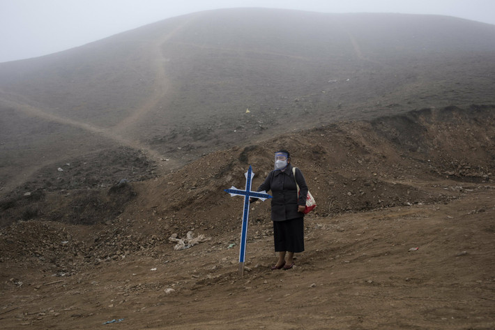 Noly Suarez đeo mũ chống giọt bắn tại nghĩa trang Nueva Esperanza ngày 26/5.