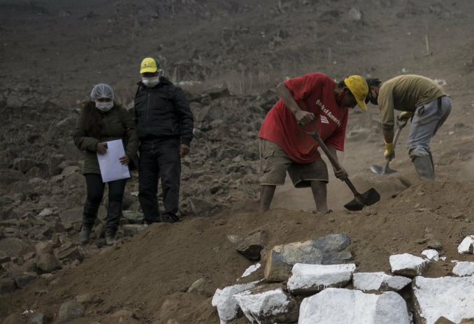Romulo Huallpatuero, 50 tuổi, cũng qua đời vì COVID-19 và được chôn cất tại nghĩa trang này.
