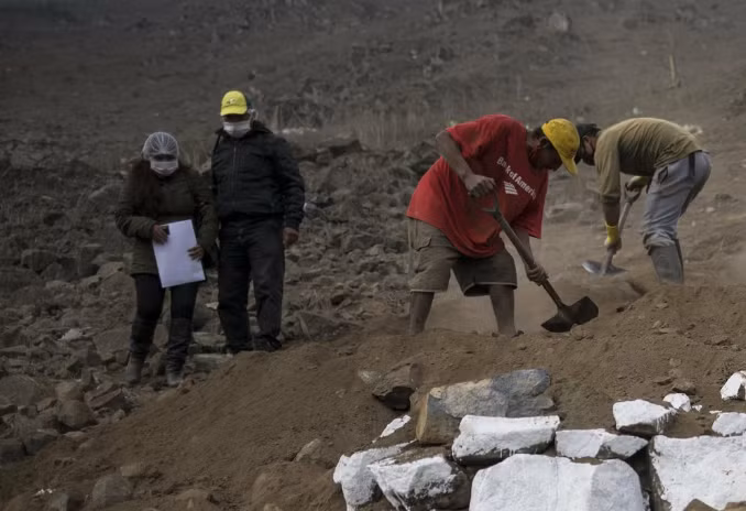 Romulo Huallpatuero, 50 tuổi, cũng qua đời vì COVID-19 và được chôn cất tại nghĩa trang này.