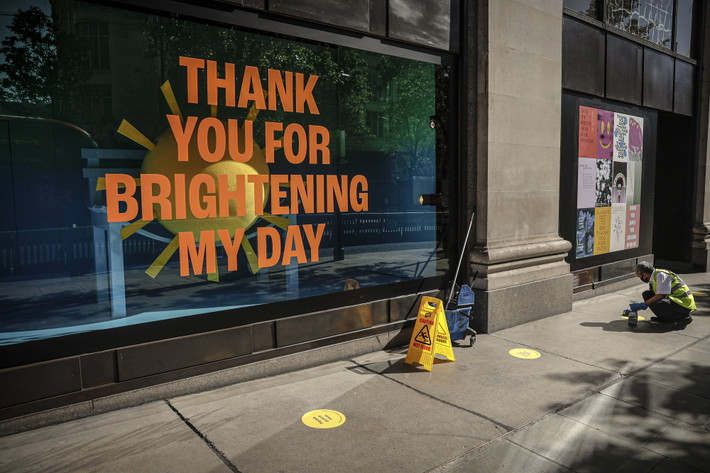 Người đàn ông xóa những vòng tròn giãn cách xã hội khi khai trương cửa hàng bách hóa Selfrigdges ở London hôm 15/6.