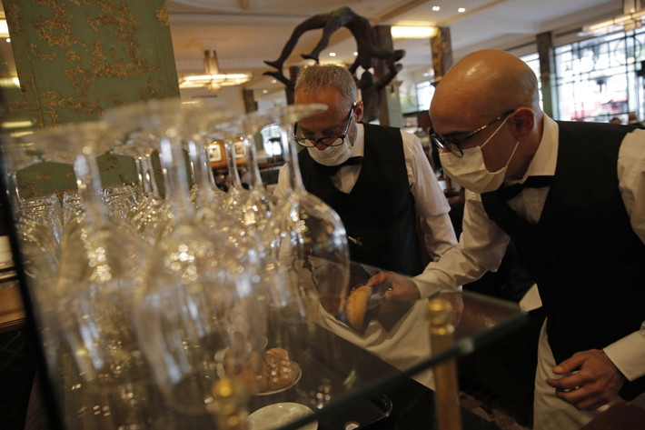 Bên trong nhà hàng La Coupole ở Paris, Pháp, được mở cửa trở lại ngày 15/6.