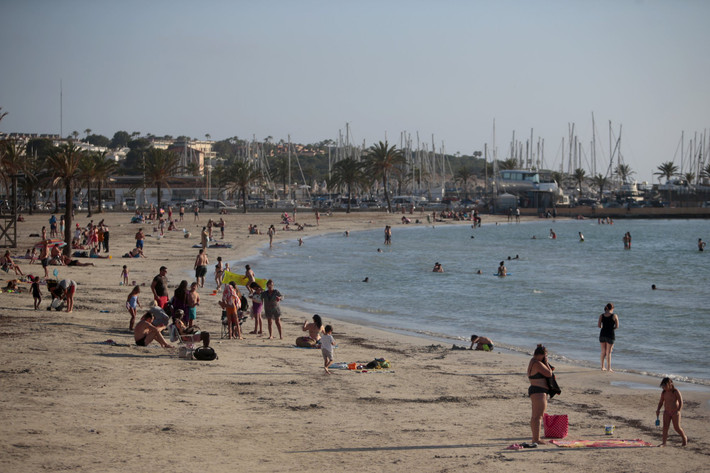 Bãi biển Palma de Mallorca ở Tây Ban Nha đông đúc hơn hôm 15/6.