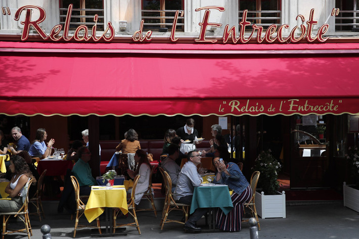 Cảnh đông đúc tại một nhà hàng ở Paris.
