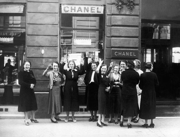 Vào thập niên 1920, các nhà thiết kế thời trang nổi tiếng, trong đó có Coco Chanel, đã "vang danh" ở Paris.
