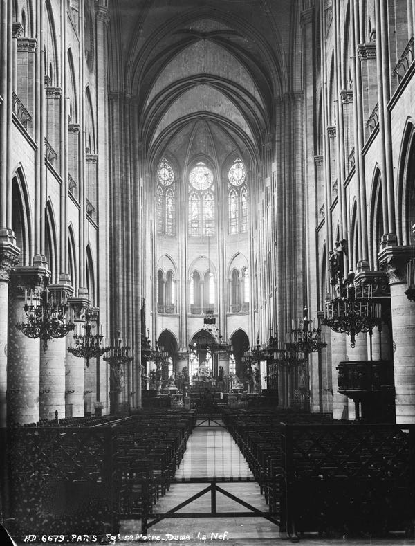 Một trong những địa danh mang tính biểu tượng nhất của thủ đô nước Pháp là Nhà thờ Đức Bà Paris - lần đầu tiên được hoàn thành vào năm 1345.