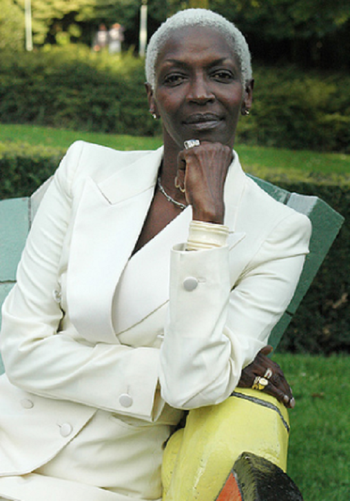 "Chúng tôi thường đi cùng nhau, bởi vì cha tôi nói: 'Cha mẹ của họ không có xe hơi, vì vậy con nên đi bộ với họ, và sau đó con có thể hiểu cuộc sống của họ như thế nào. Đó là sự khiêm tốn", bà Esther kể lại. Ảnh: Wikipedia.