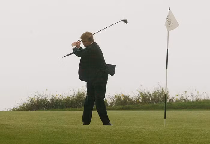 Ông Trump thích chơi golf và sở hữu tới 17 sân golf. Theo Business Insider, ông Trump đã dành thời gian tại một trong những sân golf của ông trong ít nhất 266 ngày kể từ khi lên làm tổng thống.