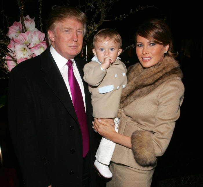 Năm 2005, ông Trump kết hôn với người mẫu kiêm nhà thiết kế thời trang Melania. Họ có một người con trai, Barron, sinh năm 2006.