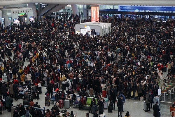 Những ngày nay, các nhà ga ở Trung Quốc đều chật kín với rất nhiều hành khách chờ xe buýt, tàu, máy bay, phà,...