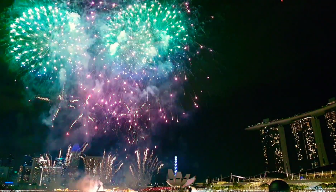 Được biết, trình diễn pháo hoa là một phần của lễ hội Tết bên bờ sông “River Hongbao” được tổ chức ở Singapore hàng năm để chào đón Tết Âm lịch. Ảnh: Youtube.