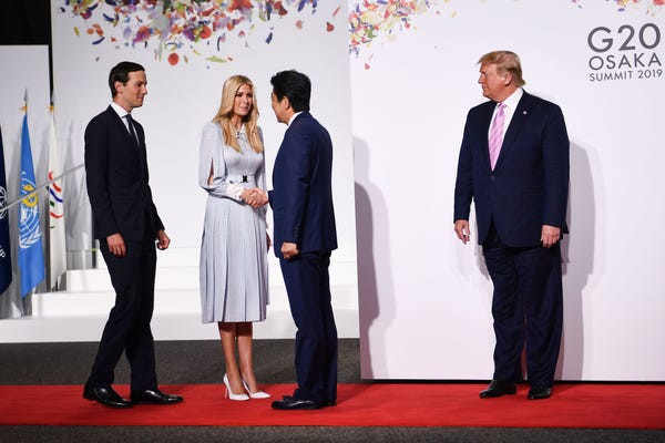 Năm 2019, con gái và con rể kiêm cố vấn của ông Trump là Ivanka và Jared trở thành những nhân vật nổi bật trong nhiều sự kiện chính thức của Nhà Trắng và tại các hội nghị quốc tế. Ảnh chụp vợ chồng Ivanka tham dự Hội nghị thượng đỉnh G20 tại Nhật Bản tháng 6/2019.