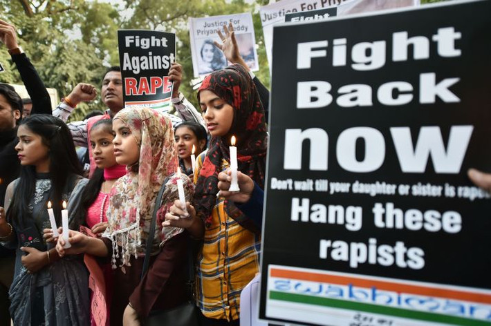 Những người biểu tình yêu cầu các nhà chức trách giao 4 nghi phạm trên cho họ. Daily Mail cho biết, đụng độ đã xảy ra và cảnh sát phải điều động lực lượng tiếp viện để tăng cường an ninh xung quanh đồn cảnh sát Hyderabad. Ảnh: PTI.